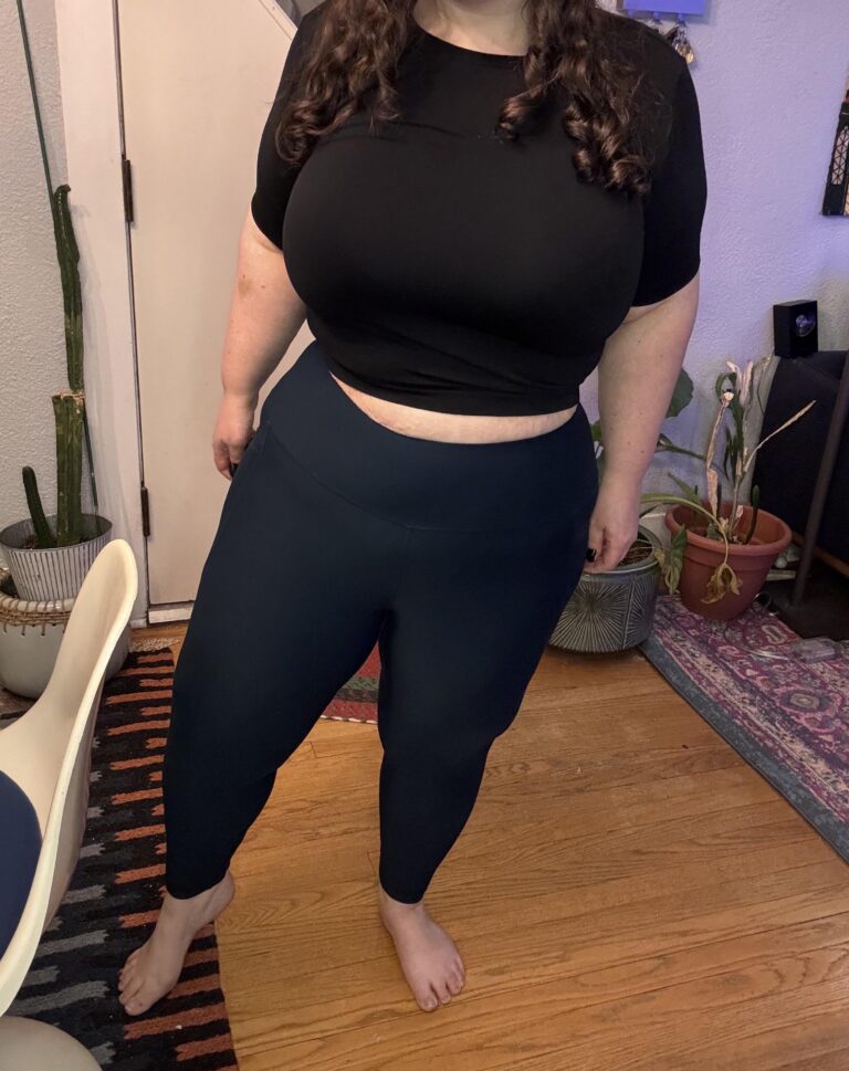 crop top leggings best outfit for curves.jpeg