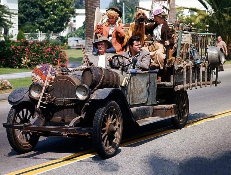 the antique beverly hillbillies car was a 1921 model the series came out in 1962 if the series was set today they would drive a 1984 model year car.jpeg
