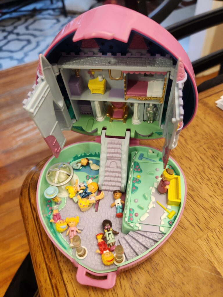 my dad is cleaning out his house and brought me my polly pocket.jpeg