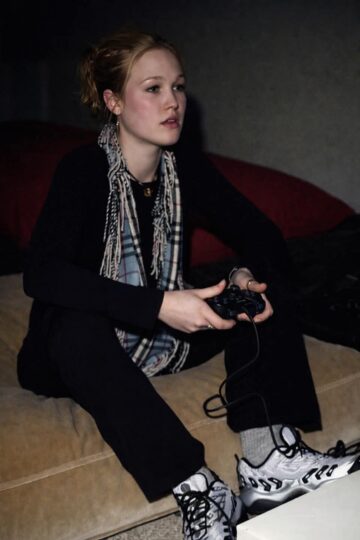 julia stiles playing ps2.jpeg