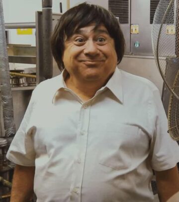 i absolutely love the fact that instead of using some fancy hollywood technology to make danny devito look younger in s7 e5 franks brother they just removed his glasses slapped.jpeg