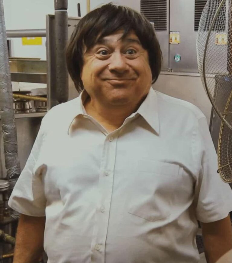 i absolutely love the fact that instead of using some fancy hollywood technology to make danny devito look younger in s7 e5 franks brother they just removed his glasses slapped.jpeg