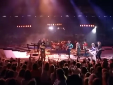 garth brooks goes flying at texas stadium 1993.png
