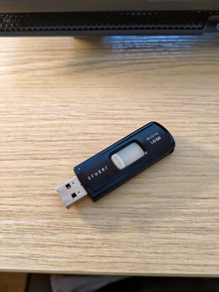 who else is still rocking their sandisk cruzer.jpeg