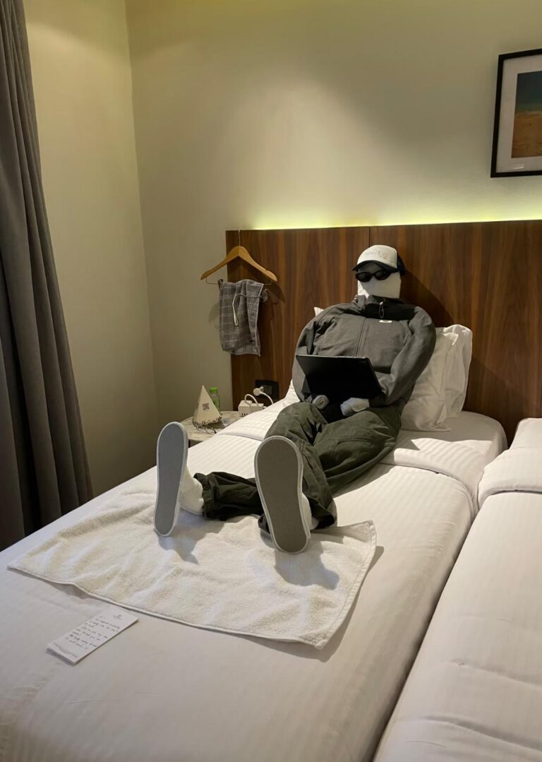 found this guy chilling in my hotel room in egypt.jpeg