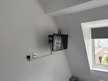 the tv offered in an apartment for rent i visited.jpeg