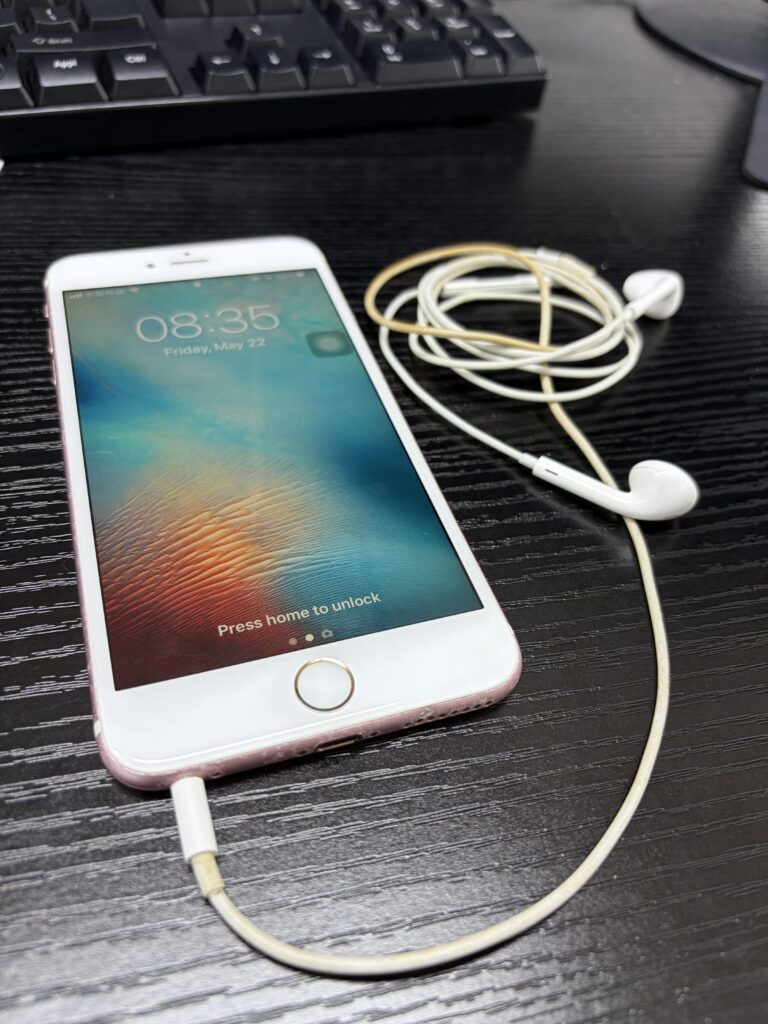 miss the days when apple didnt make excuses and refuse to include headphones and power adapters.jpeg